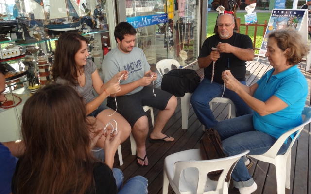 Oficina ensina a fazer nós de marinheiro em Santos