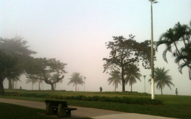 Neblina encobre as praias de Santos