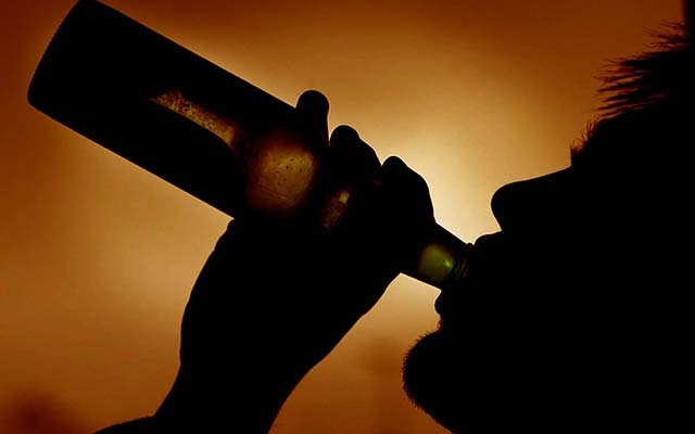 Pesquisa revela venda de bebidas alcoólicas para menores em Santos