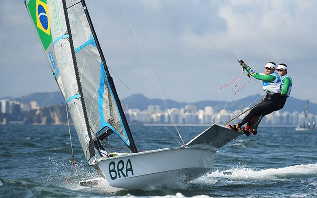 Martine Grael e Kahena Kunze garantem ouro na vela