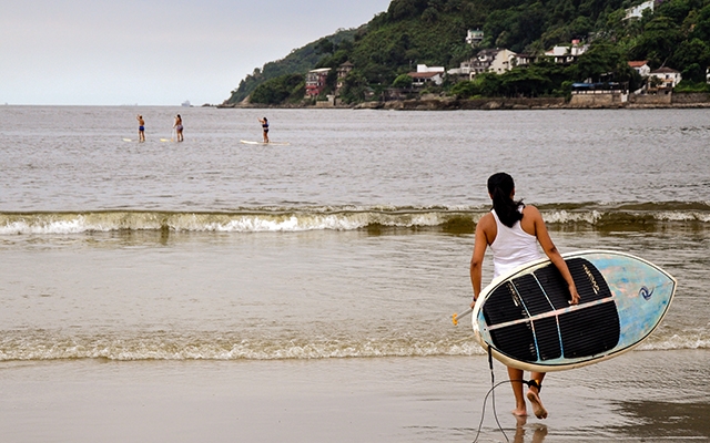 Aulas gratuitas de stand up paddle e canoa havaiana abrem inscrições