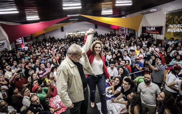 Lula é tratado como pop-star, mas deixa assuntos espinhosos fora do discurso
