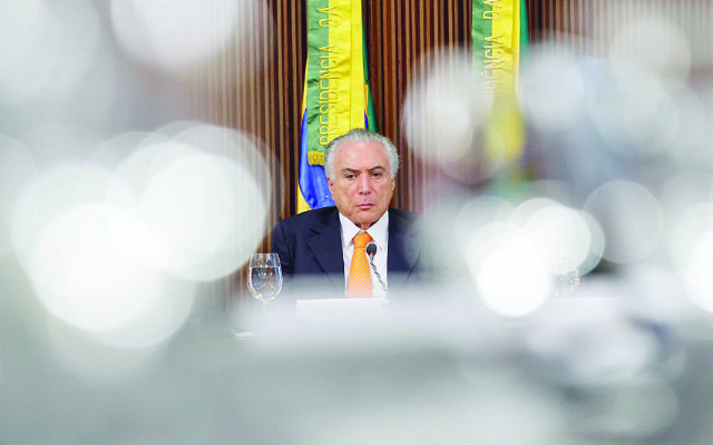 Temer é reprovado por 40,1chr37  dos santistas, indica pesquisa