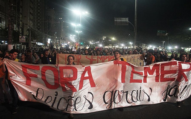 Santistas fazem manifestação contra Michel Temer