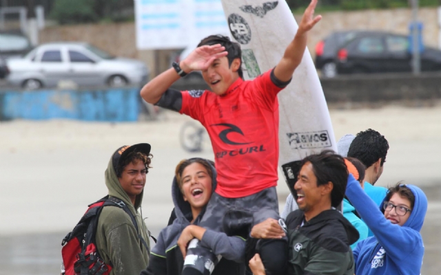 Pai e filho tentam dobradinha em títulos no Rip Curl Guarujaense de Surf