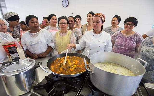 Chef Janaina Rueda dá treinamento para merendeiras da rede estadual