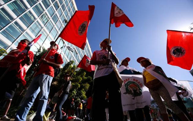 Manifestantes ocupam o Ministério do Planejamento e pedem eleições diretas