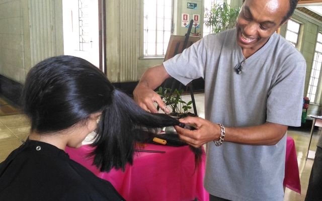 Sabesp oferece cortes de cabelo gratuitos no Outubro Rosa | Jornal da Orla