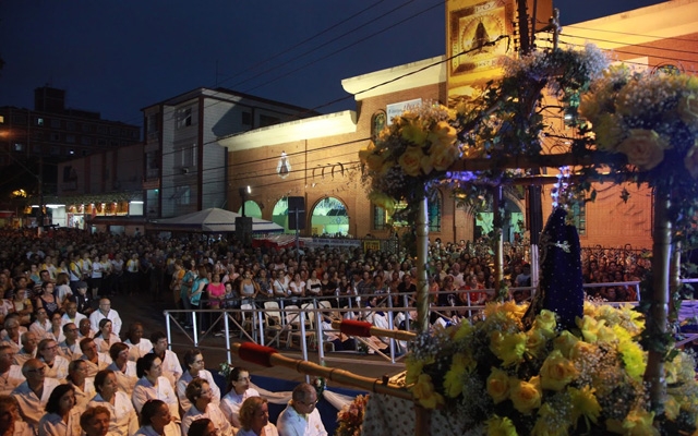 Nossa Senhora Aparecida é homenageada por cerca de 5 mil fiéis em Santos