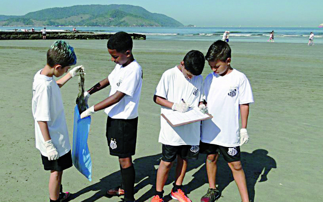 Mutirão para recolher lixo da praia