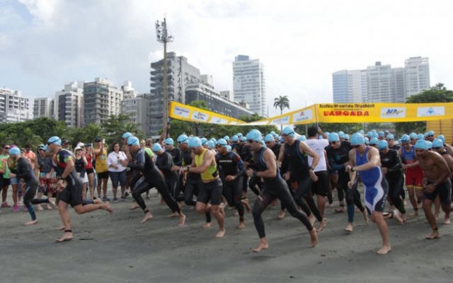 Triatlo agita praia da Aparecida