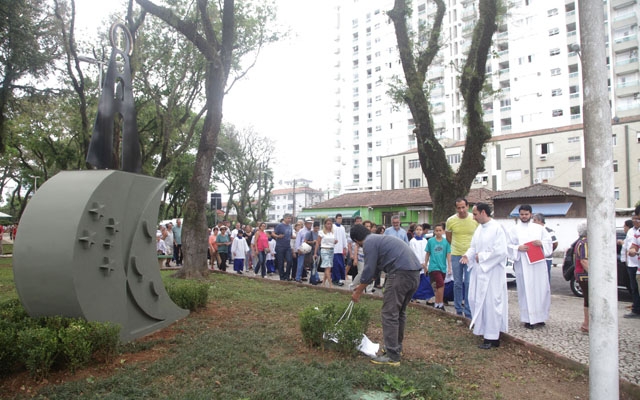 Praça ganha monumento de Nossa Senhora Aparecida