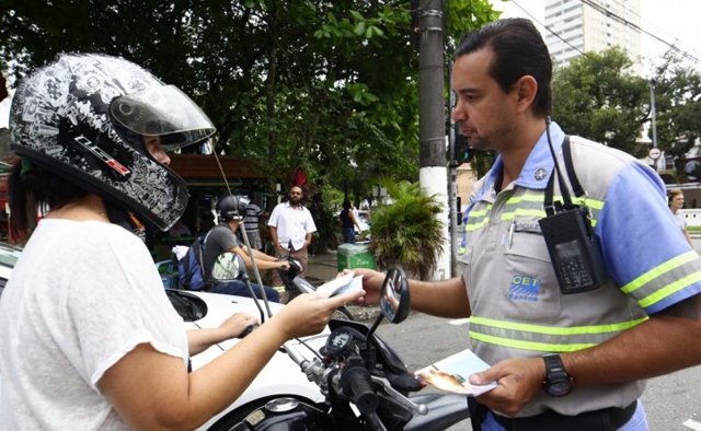 Campanha orienta motociclistas sobre uso correto da viseira