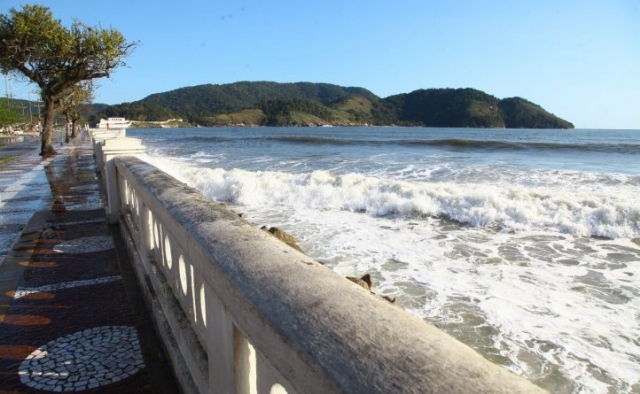 Ressaca moderada interdita trecho de pista na Ponta da Praia | Jornal da Orla
