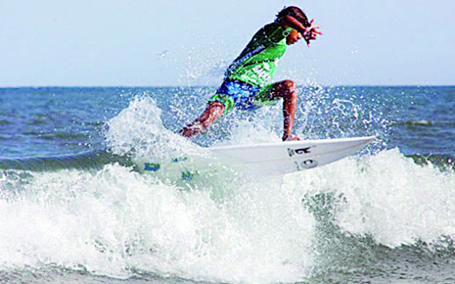 Campeonato de surfe agita Praia Grande