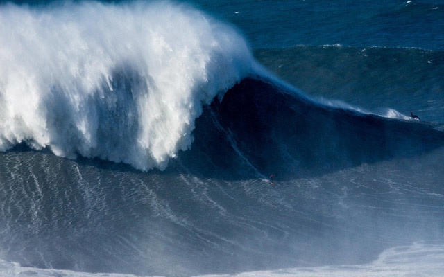 Guarujaense surfa onda gigante | Jornal da Orla