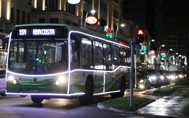 Ônibus de Santos têm iluminação natalina