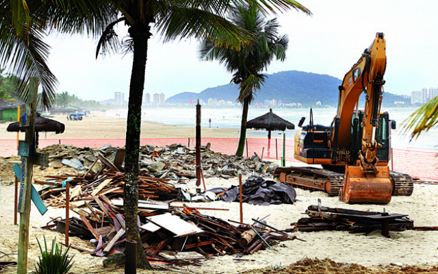 Demolição dos quiosques na Enseada terminará em 2018