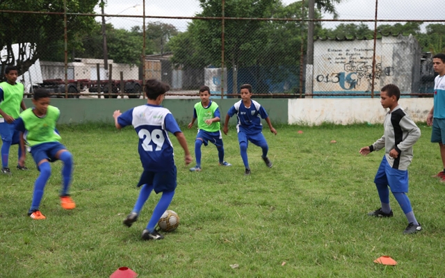 Projeto oferece oficinas de futebol para jovens | Jornal da Orla