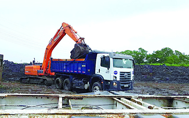 Operação vai transportar 104 mil toneladas de material dragado do Rio São Jorge | Jornal da Orla