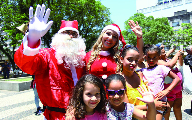 Papai Noel dá expediente na Praça Mauá | Jornal da Orla