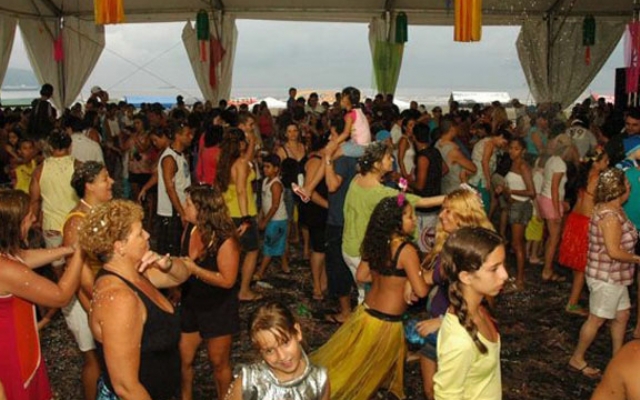 Tendas garantem diversão na orla da Virada até o Carnaval