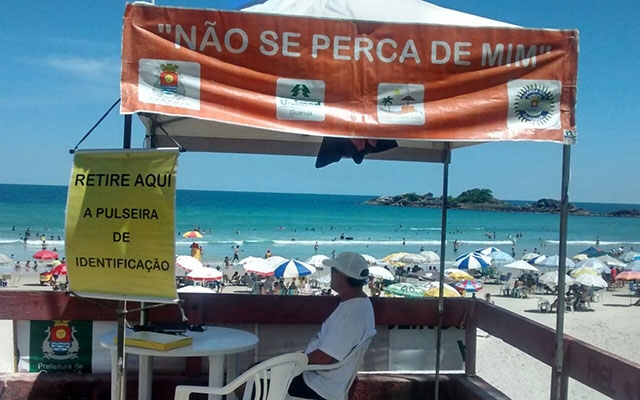 Projeto ajuda pais a encontrarem os filhos nas praias de Guarujá