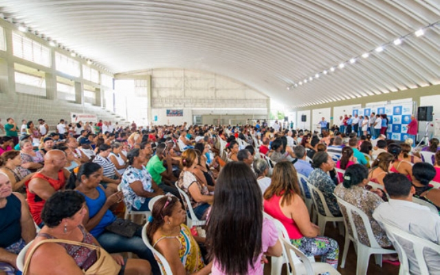 Mais de 500 moradores recebem título de legitimação de posse em PG