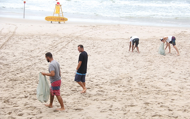 Ação educativa visa conscientização ambiental na Praia do Tombo