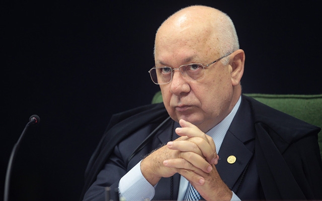 Juiz e réu no mesmo avião