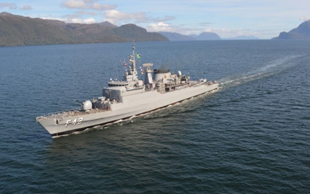 Navio Constituição, da Marinha, está aberto à visitação em Santos