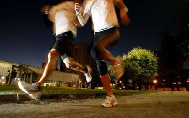 Corrida noturna é atração na Praia da Enseada