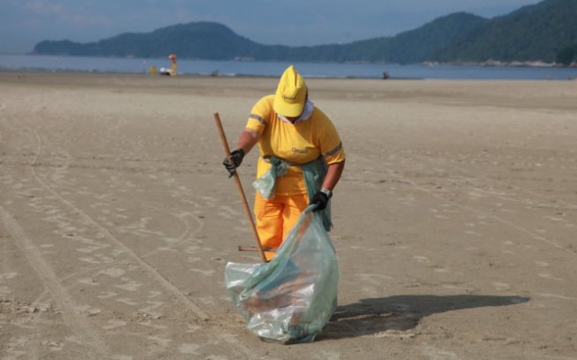 Limpeza da orla e praia é reforçada no verão