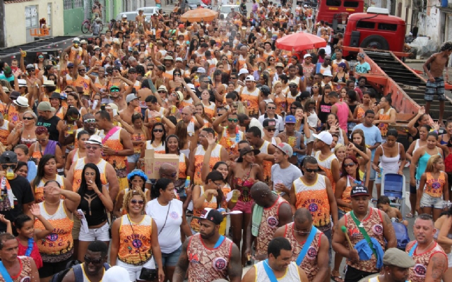 Folia em Guarujá conta com  palcos fixos e bandas itinerantes