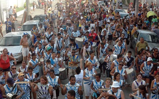 Bandas animam segunda-feira de carnaval em Santos | Jornal da Orla