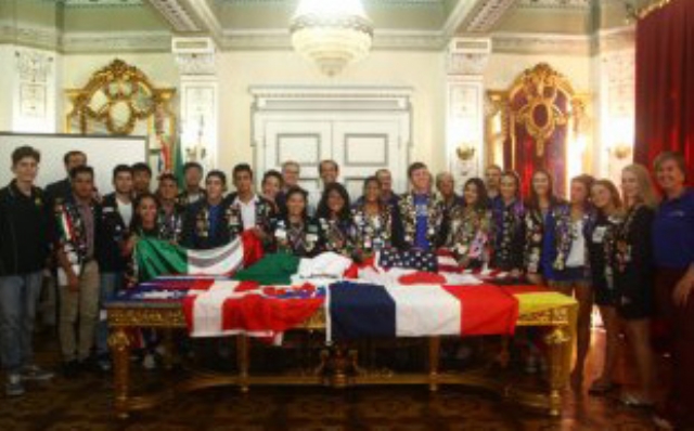 Intercambistas visitam paço municipal em Santos