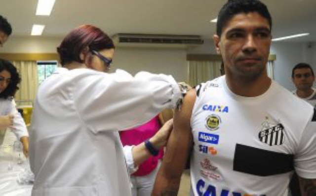 Prefeitura imuniza jogadores do Santos contra a febre amarela