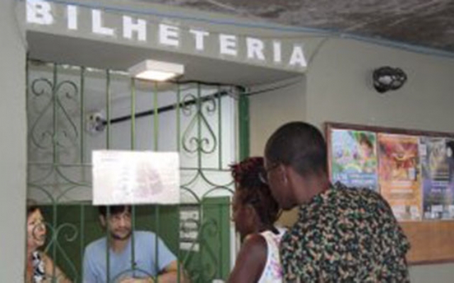 Cerca de 3.800 ingressos são vendidos no dia de abertura da bilheteria para o desfile das escolas de samba de Santos