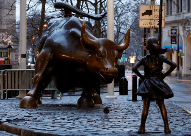 Estátua de menina destemida encara touro de Wall Street | Jornal da Orla
