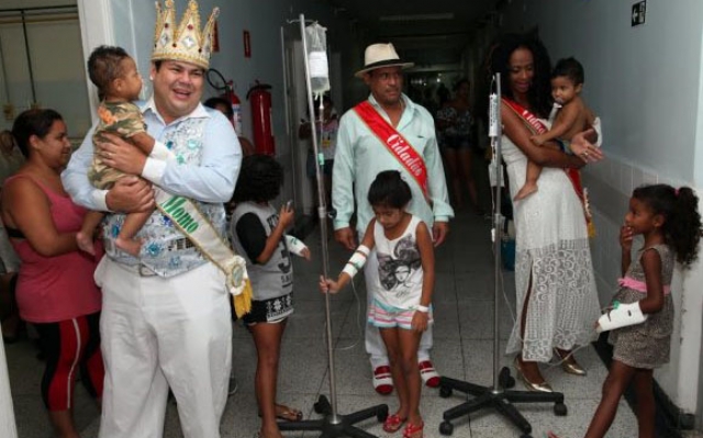 Corte Carnavalesca alegra a tarde de crianças na Santa Casa