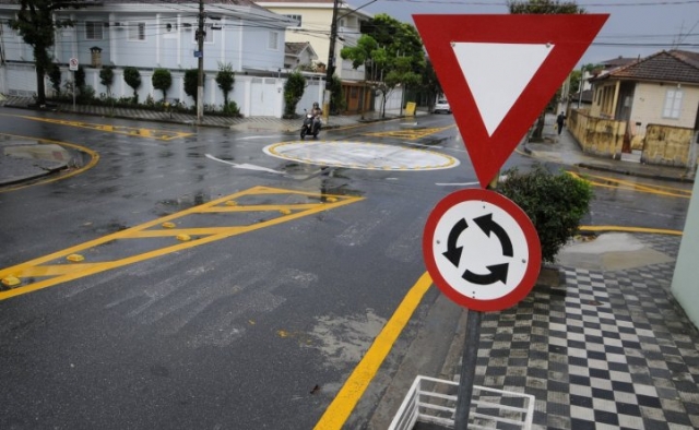 CET implanta rotatória no Marapé