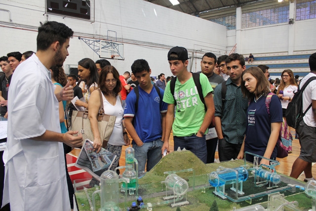 Feira de Profissões na Unisanta | Jornal da Orla