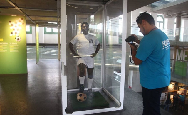 Estátua do rei Pelé ganha uniforme em homenagem aos 105 anos do Santos FC