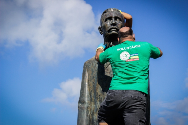 Voluntários se unem para limpar os monumentos históricos da cidade