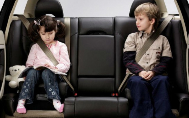 Vai viajar de carro com as crianças neste feriado? Não esqueça a cadeirinha!