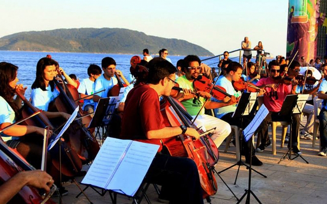 Orquestra na Rua realiza concerto no Emissário Submarino