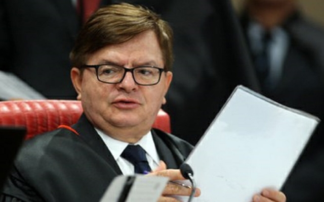 Antes engavetavam os processos; hoje, sentam-se neles
