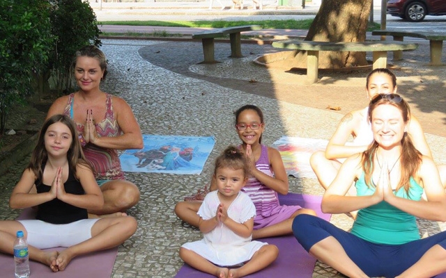 Aula de yoga para crianças