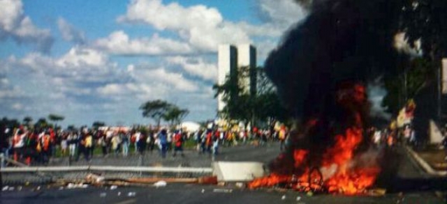 Brasília em chamas: Governo evacua todos os prédios da Esplanada após incêndio e protesto