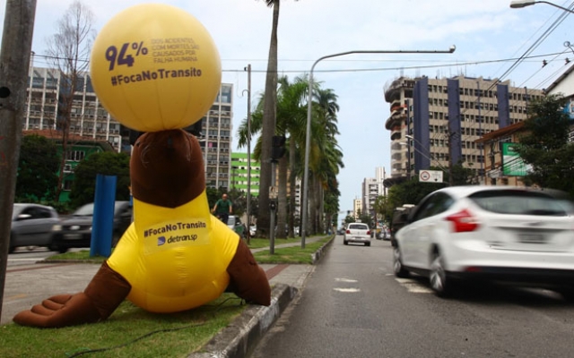 Campanha educativa sobre trânsito aborda usuários do Poupatempo